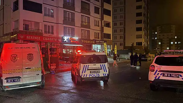 Dükkan kurşunlamak için sahiplerinin çıkmasını bekledi