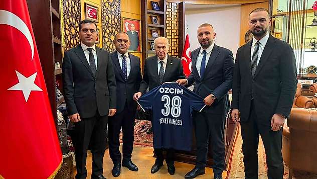 Erciyes 38 FK'dan MHP Genel Başkanı Devlet Bahçeli'ye forma hediyesi