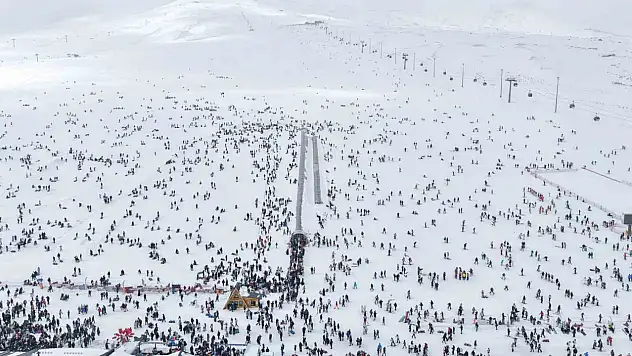 Erciyes'te hafta sonu pistler kayakçılarla doldu