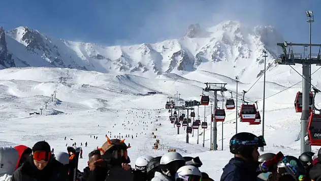 Erciyes'te hafta sonu yoğunluğu: Binlerce kişi akın etti