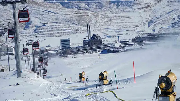 Erciyes'te Türkiye'nin en gelişmiş yapay karlama sistemiyle pistler sezona hazırlanıyor