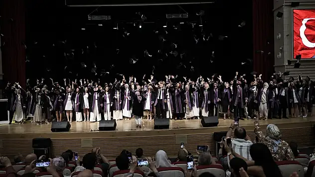 ERÜ Diş Hekimliği Fakültesi 16. dönem mezunlarını verdi