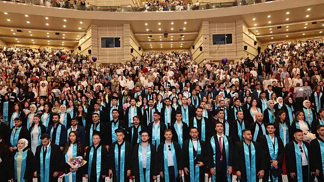 ERÜ Havacılık ve Uzay Bilimleri Fakültesi'nde mezuniyet sevinci