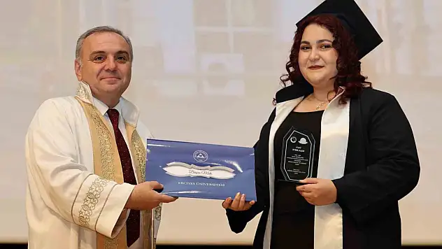 ERÜ Mimarlık Fakültesi'nde mezuniyet sevinci