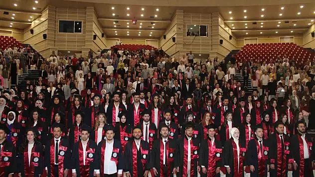 Genç eczacıların mezuniyet sevinci