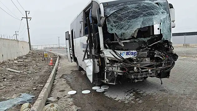 İşçi servisi tır dorsesine arkadan çarptı: 22 yaralı