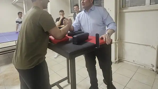 Kabakcı öğrencilerle bilek güreşi yaptı