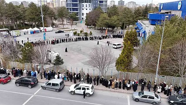 Kadir Gecesi'nde kutsal emanetler için uzun kuyruklar oluştu
