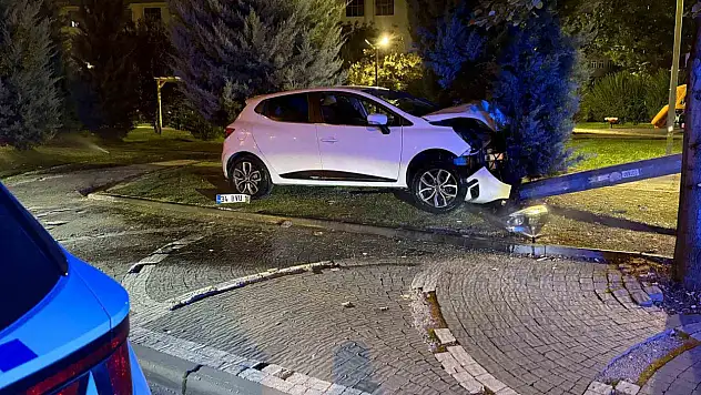 Karşı yola geçen otomobil elektrik direğine çarparak durabildi