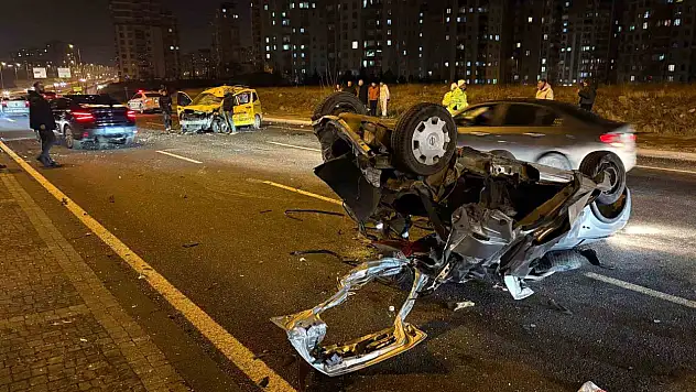 Karşı yola geçen otomobil taksi ile çarpıştı: 1'i ağır 3 yaralı