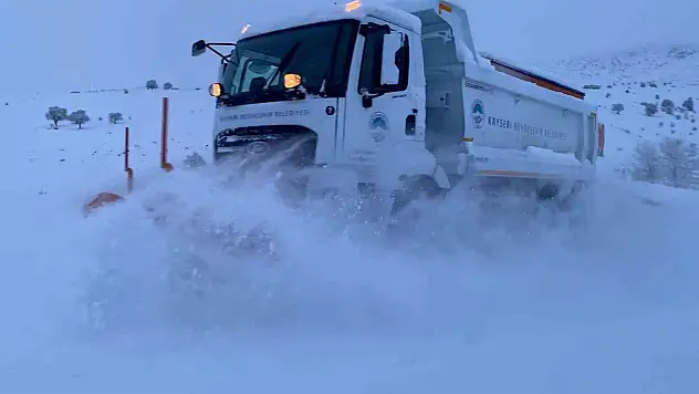 Kayseri Büyükşehir 10 ilçede 155 kırsal mahalle yolunu ulaşıma açtı