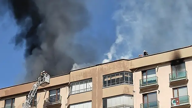 Kayseri'de 10 katlı binadaki çatı yangını söndürüldü