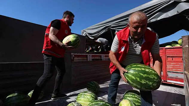 Kayseri'de 17 ton karpuz dağıtıldı