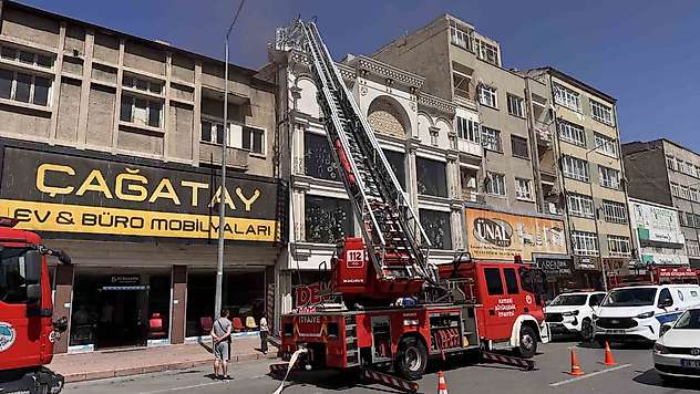 Kayseri'de avize imalathanesinin çatısında çıkan yangın söndürüldü