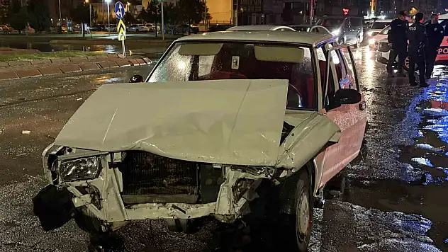 Kayseri'de iki otomobil çarpıştı: Tofaş kağıt gibi ezildi