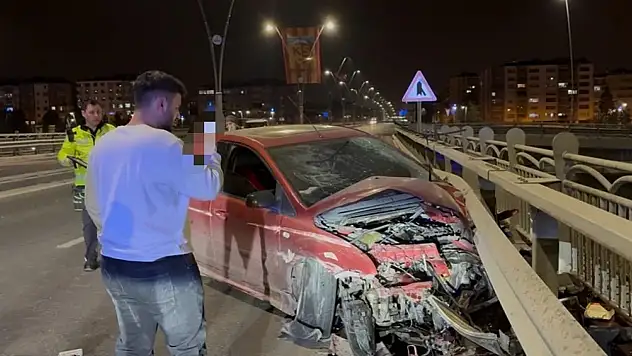 Kayseri'de karşı yola geçen otomobil bariyerlere çarptı