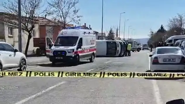 Kayseri'de otomobille çarpışan öğrenci servisi yan yattı