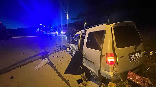 Kayseri'de otomobille hafif ticari araç çarpıştı: 1 ölü, 6 yaralı