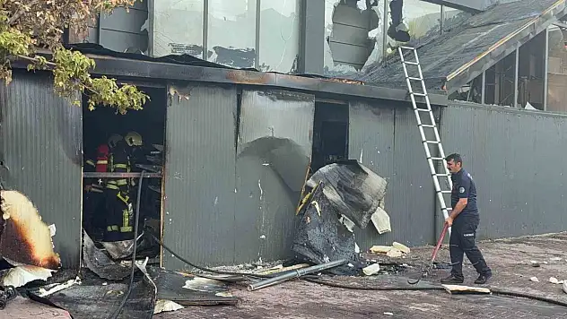 Kayseri'de yangın depoyu küle çevirdi