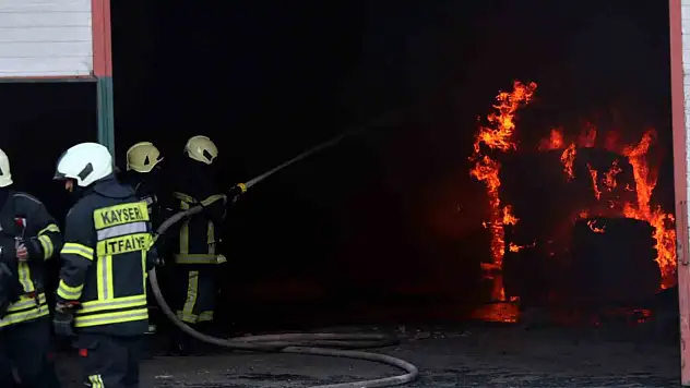 Kayseri'deki yangına 100'e yakın itfaiye eri müdahale ediyor