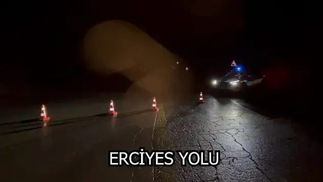 Kayseri-Erciyes yolu kar yağışı nedeniyle trafiğe kapandı
