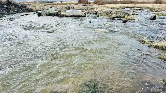 Kayseri'nin bir ilçesinde baharın habercisi dere suları akmaya başladı