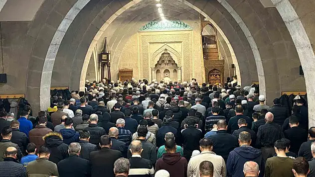 Kayserili vatandaşlar Berat Kandilinde ellerini semaya açtı