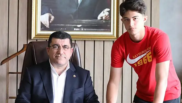 Kayserispor'da Kayra profesyonel oldu