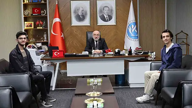 KAYÜ'nün başarılı öğrencilerinden Rektör Karamustafa'ya ziyaret