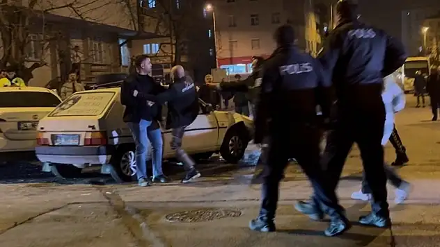 Kazada savrulan otomobil kaldırımdaki yayalara çarptı: 4 yaralı