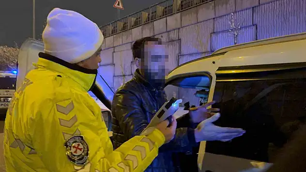 Kazalı araçla ilerledi, alkol testini reddetti