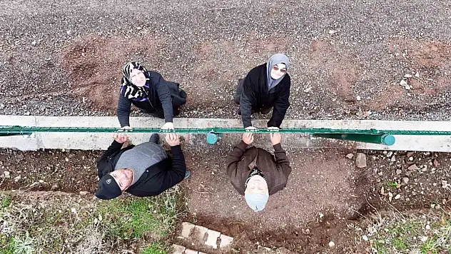 Kemal Sunal'ın propaganda filmi gerçek oldu: Tel örgüyle ikiye bölünen mahallede vatandaşlar ihtiyaçlarını gidermek için 5 kilometre yürüyor