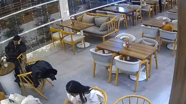 Kontrolden çıkan otomobil kafeteryaya girdi: Saniyelerle kurtuldular