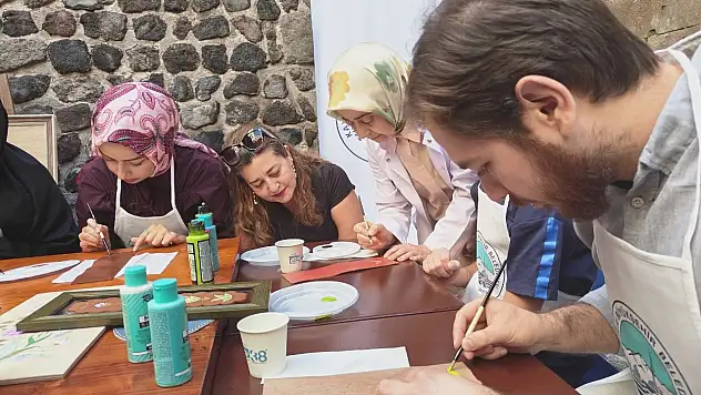 Kursiyerler geleneksel motifleri deri üzerine işledi