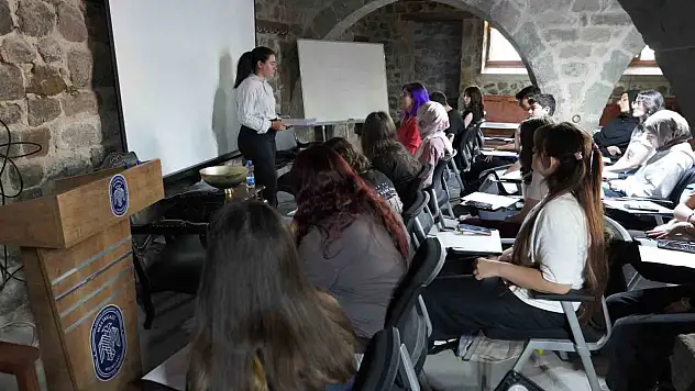 Melikgazi Belediyesi'nden gençlere ücretsiz ingilizce konuşma atölyesi