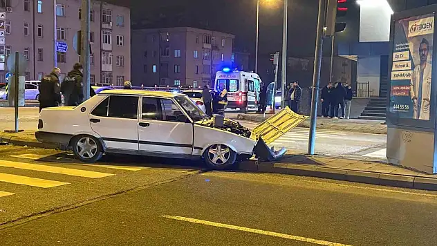 Melikgazi'de iki otomobil kavşakta çarpıştı