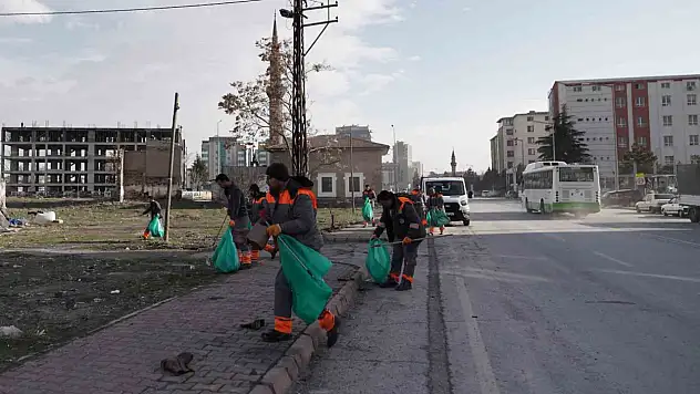 Melikgazi'de şiddetli rüzgarın etkileri temizlendi