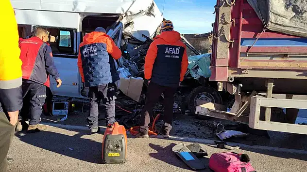 Öğrenci servisi tıra çarptı: 1 ölü, 7 yaralı