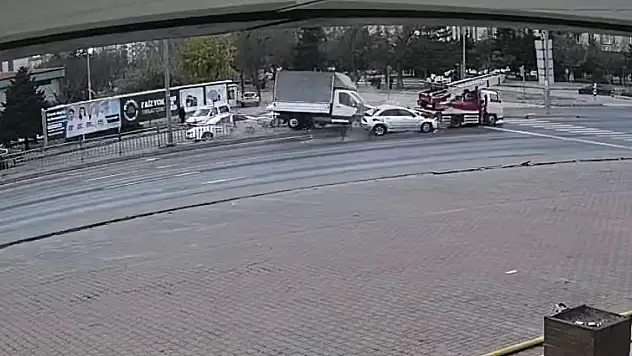 Ortalığın savaş alanına döndüğü kaza kamerada