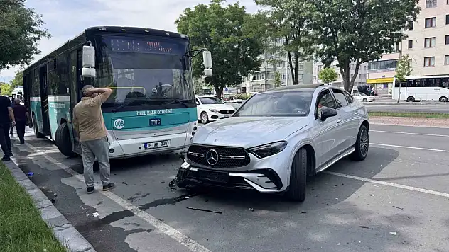 Otomobil halk otobüsü ile çarpıştı: 1 yaralı