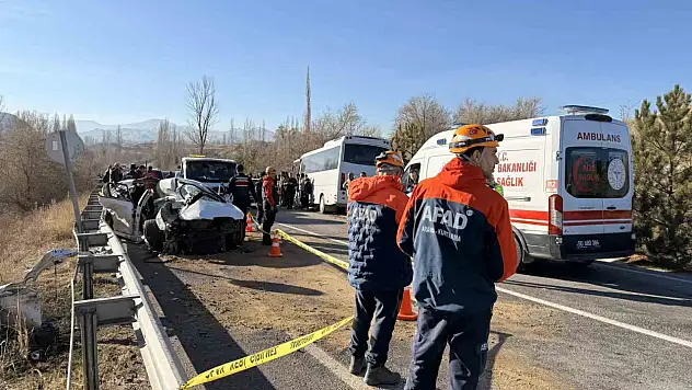 Otomobil ile midibüs çarpıştı: 10 yaralı