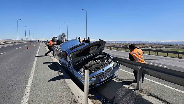 Otomobil refüje çarptı, araçta sıkışan sürücüyü itfaiye kurtardı
