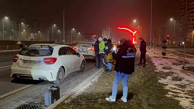Polise çarpıp kaçan şahıs, olay yerine gelince yakayı ele verdi: 1'i polis 2 yaralı