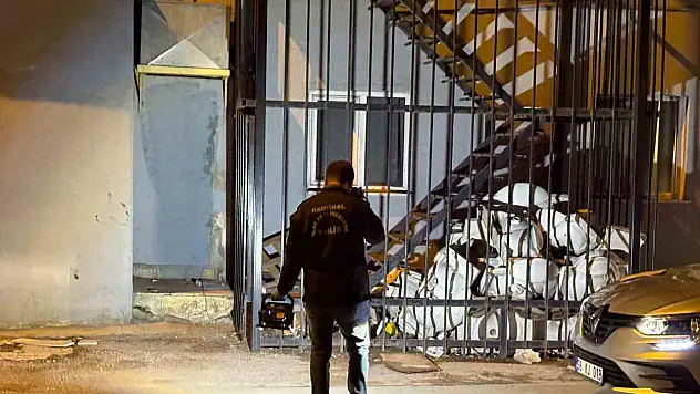 Tabancayla uğraşırken kendini vurdu, silahı yangın merdivenine sakladı