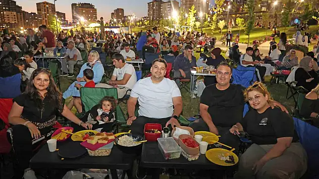Talas'ta yaz akşamları açık hava sinemasıyla renklendi