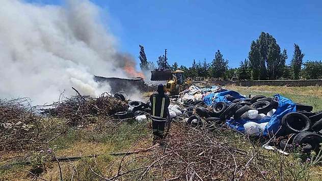 Tomarza'da lastik yangını ekiplerin hızlı müdahalesi ile söndürüldü