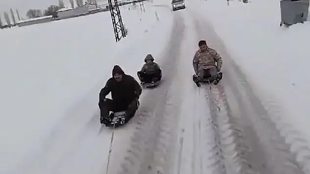 Traktör arkasında kayarak, o anları kayda aldılar