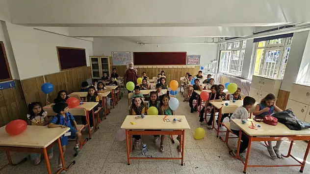 Uyum haftası başladı, okullar öğrencilerin sesleri ile yankılandı