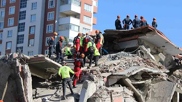 Vali Çiçek, Kahramanmaraş depremini yönettiği afet tırında deprem tatbikatını takip etti