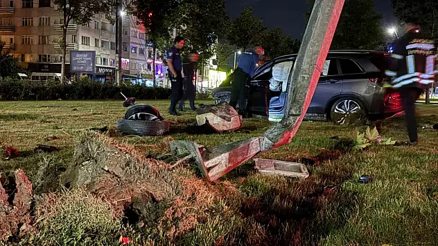 Virajı alamayan SUV tarzı araç aydınlatma direğini yerinden söktü: 1 yaralı